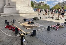 凱旋門が映した共同体の限界